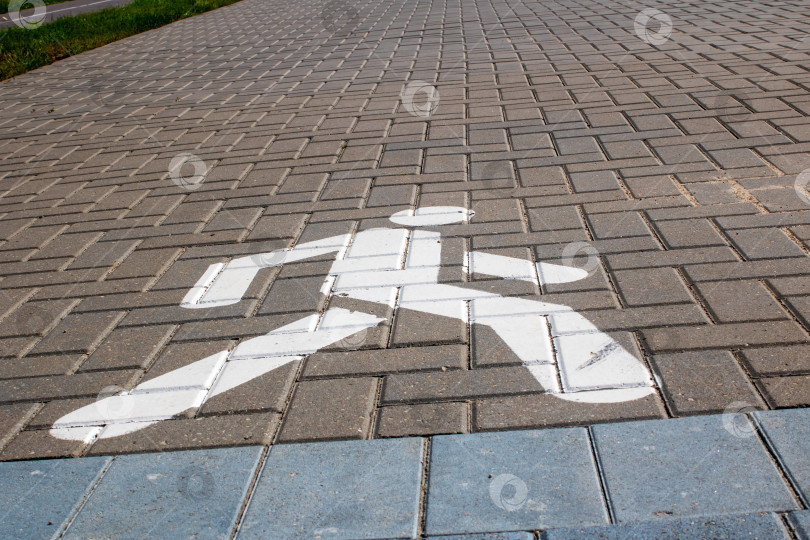 Скачать Знак пешеходной зоны на тротуаре крупным планом фотосток Ozero