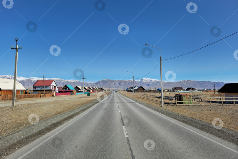 Скачать Алтайское горное село вдоль шоссе. Кош-Агач, Республика Алтай. фотосток Ozero