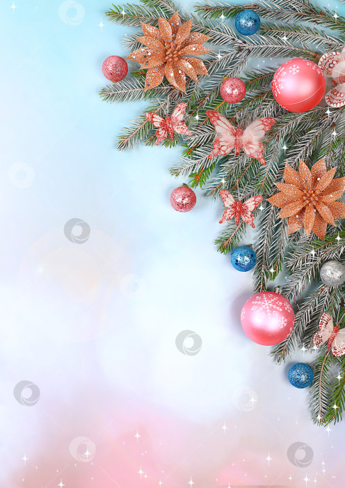Скачать Красивый рождественский и новогодний фон с огнями, украшениями, игрушками, бабочками с еловыми ветками и пространством для текста. Праздничная открытка, баннер на экране, настройка продукта для праздничной рекламы, концепция Сочельника, фотосток Ozero