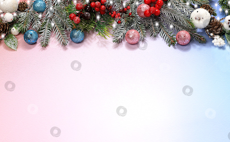Скачать Красивый рождественский и новогодний фон с подсветкой, украшениями, игрушками с еловыми ветками с местом для текста. Праздничная открытка, баннер на экране, настройка продукта для праздничной рекламы, концепция Сочельника, фотосток Ozero