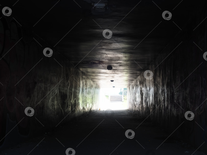 Скачать Свет в конце тоннеля. фотосток Ozero