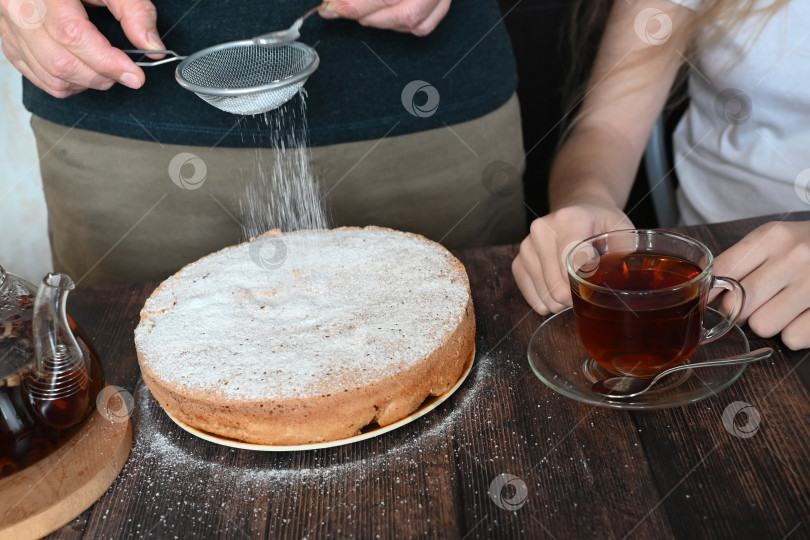 Скачать Яблочный пирог с чашкой чая. Серый фон. Вид сверху. фотосток Ozero