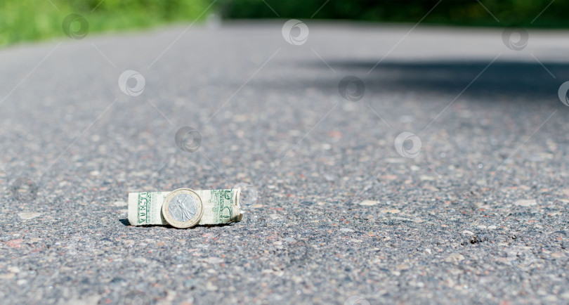 Скачать На дороге валяются монета в евро и доллары фотосток Ozero