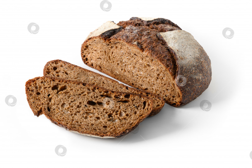 Скачать Нарезанная буханка конопляного хлеба выделена на белом фоне. фотосток Ozero
