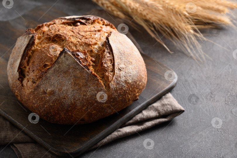 Скачать Буханка свежеиспеченного цельнозернового хлеба. фотосток Ozero