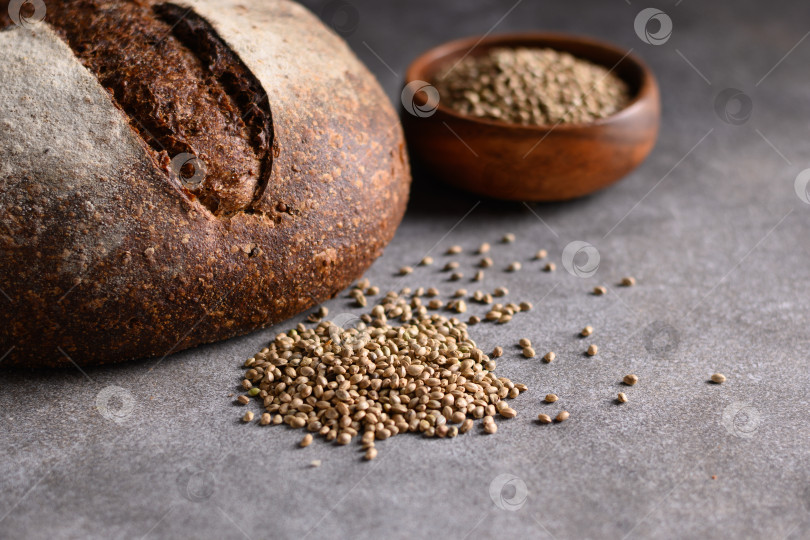 Скачать Полезный хлеб из конопли, семена конопли на коричневом фоне. фотосток Ozero