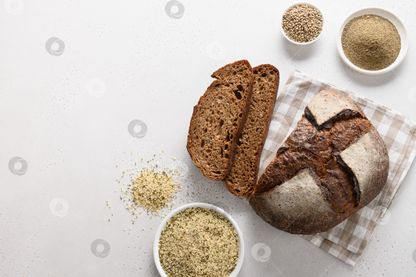 Скачать Буханка свежеиспеченного конопляного хлеба с конопляными семечками на белом фоне. фотосток Ozero