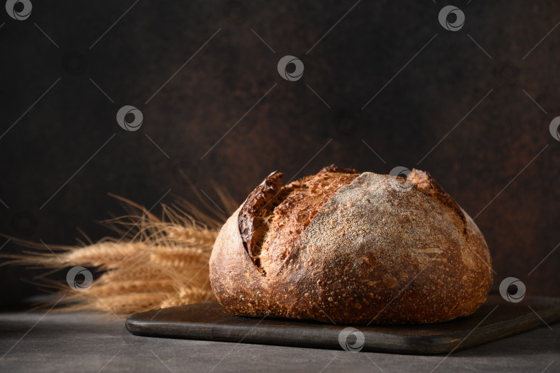 Скачать Буханка свежеиспеченного цельнозернового хлеба. Закрыть. фотосток Ozero