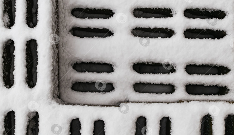 Скачать Снег лежит на металлической сетке фотосток Ozero