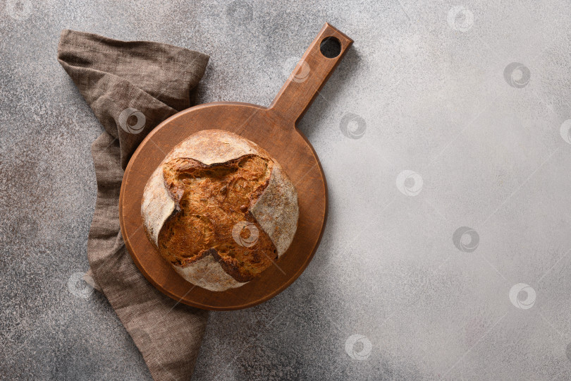 Скачать Буханка свежеиспеченного хлеба на коричневом фоне. фотосток Ozero