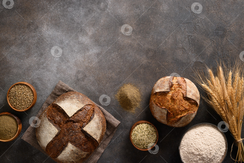 Скачать Цельнозерновой и конопляный хлеб на коричневом фоне. фотосток Ozero
