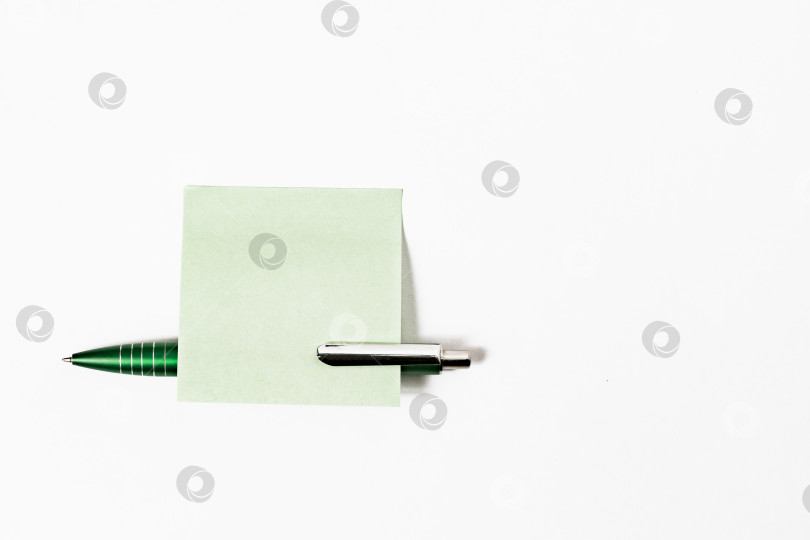 Скачать Бумажная наклейка с ручкой на белом фоне фотосток Ozero
