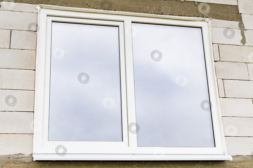 Скачать Белое пластиковое окно в новом доме фотосток Ozero