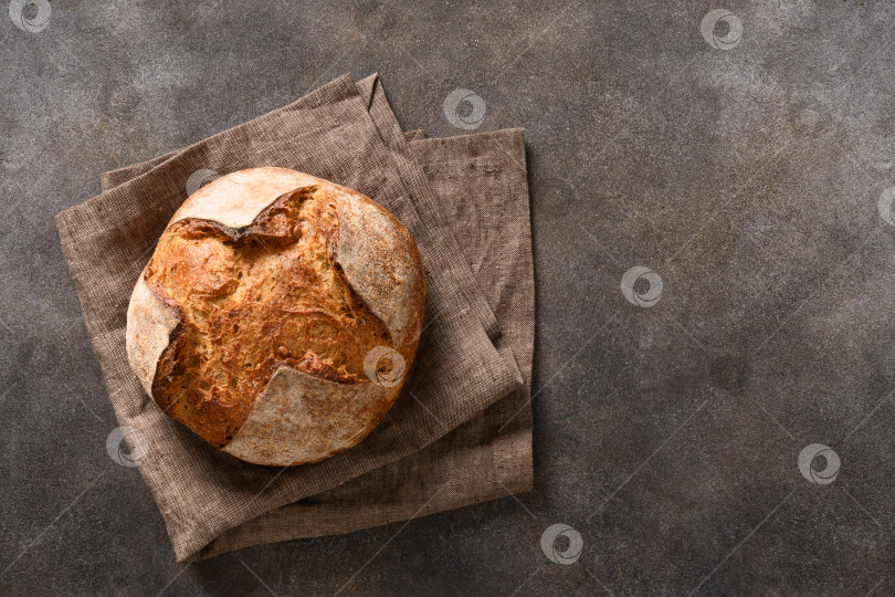 Скачать Буханка свежеиспеченного цельнозернового хлеба. фотосток Ozero