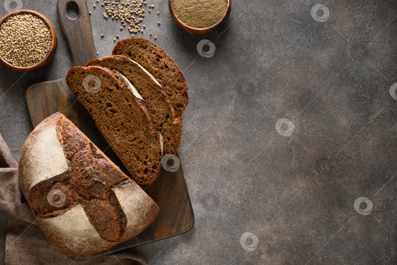Скачать Буханка свежеиспеченного конопляного хлеба на сером фоне. фотосток Ozero