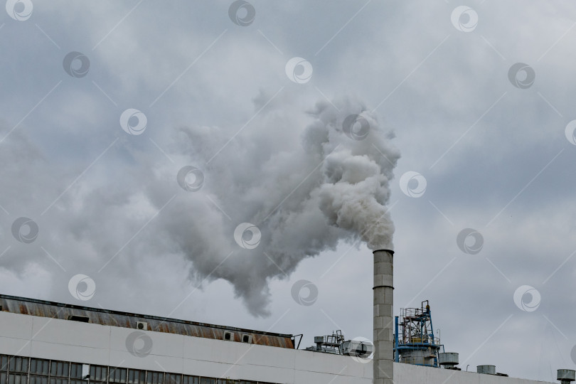 Скачать Вид на трубу тепловой электростанции фотосток Ozero
