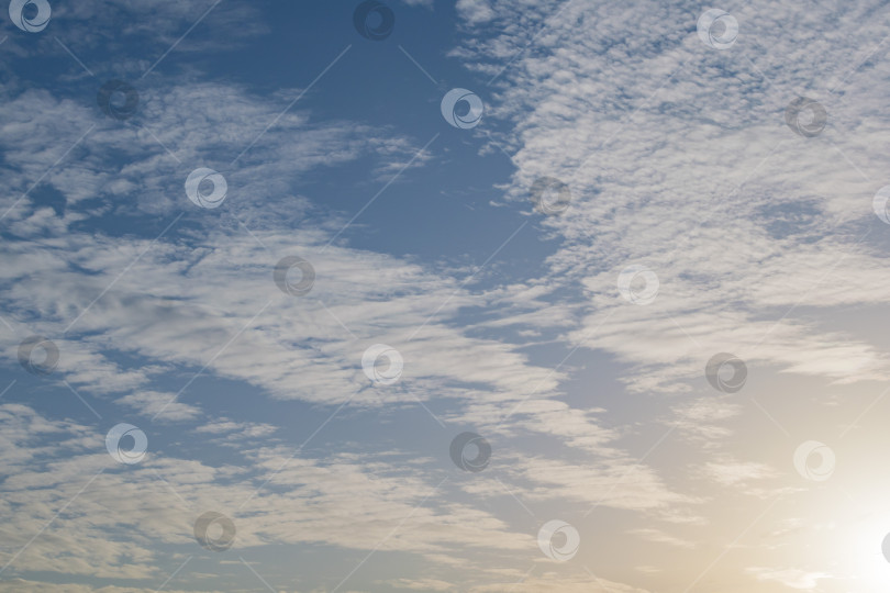 Скачать Вечернее небо с облаками на закате фотосток Ozero