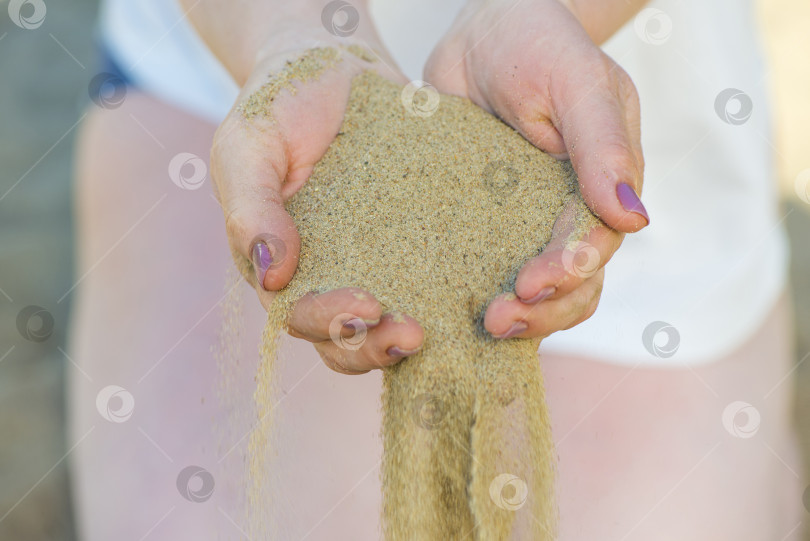 Скачать Песок течет сквозь пальцы фотосток Ozero