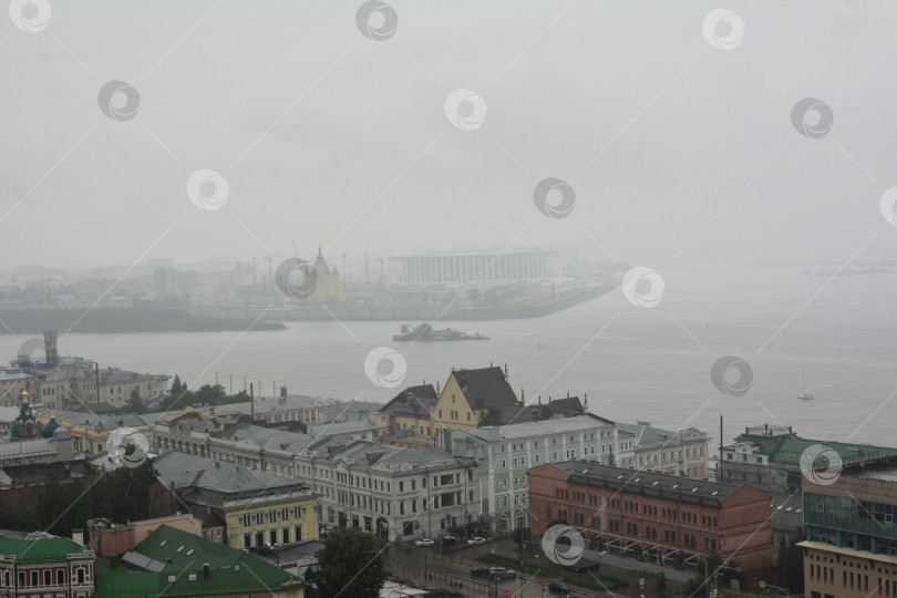 Скачать Вид с Кремлевской стены в Нижнем Новгороде, Россия. Стрелка фотосток Ozero