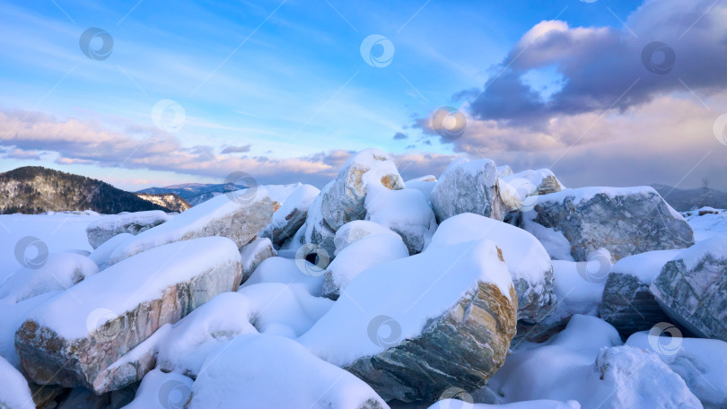 Скачать Мраморные глыбы под снегом. фотосток Ozero