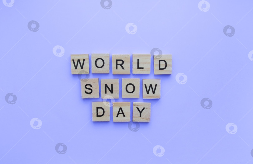Скачать 15 января, Всемирный день снега, минималистичный баннер с надписью деревянными буквами фотосток Ozero