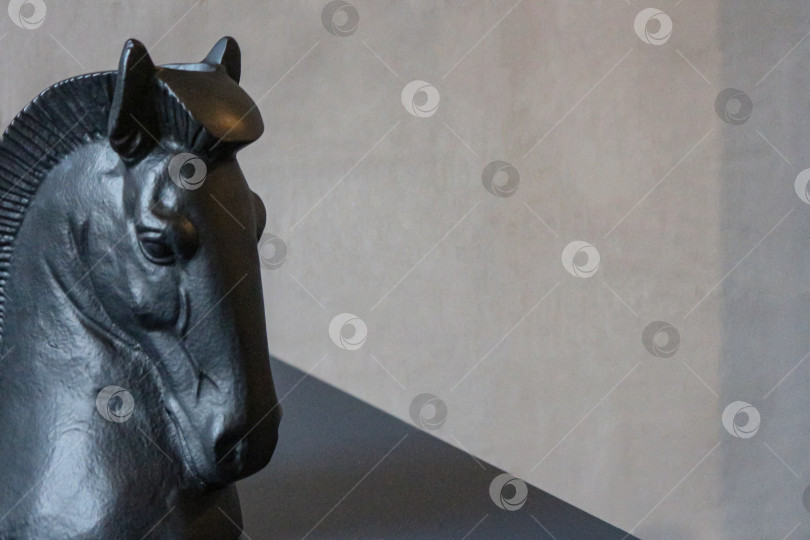 Скачать статуэтка лошади на черном столе фотосток Ozero