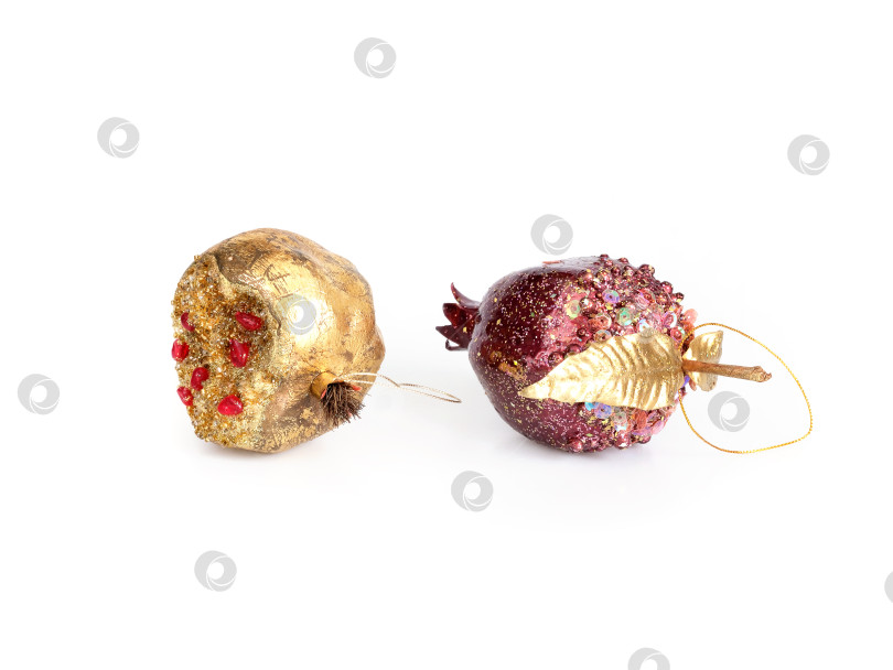 Скачать Золотые и красные гранатовые украшения для рождественской елки, выделенные на белом фоне фотосток Ozero