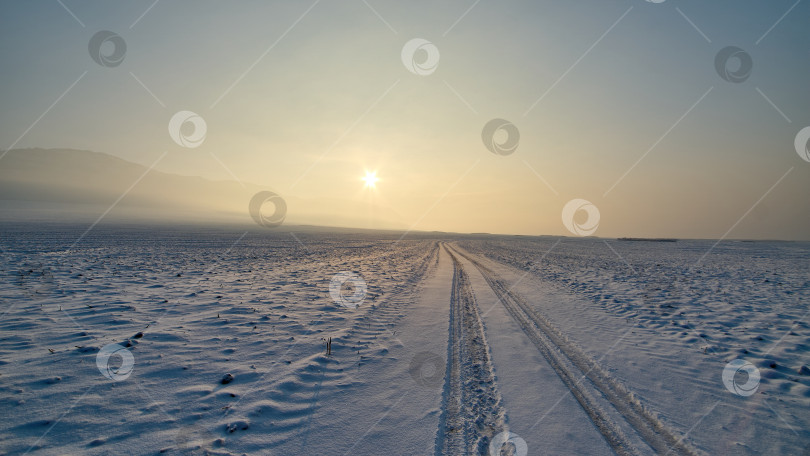 Скачать Дорога в туман. Зимним днем. фотосток Ozero