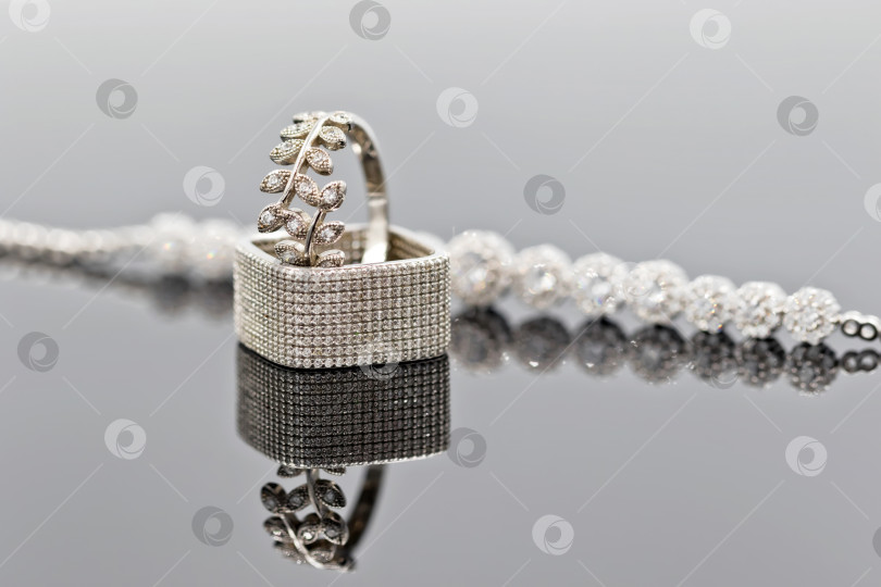 Скачать Элегантное квадратное серебряное кольцо с кубическим цирконием и другими серебряными украшениями фотосток Ozero