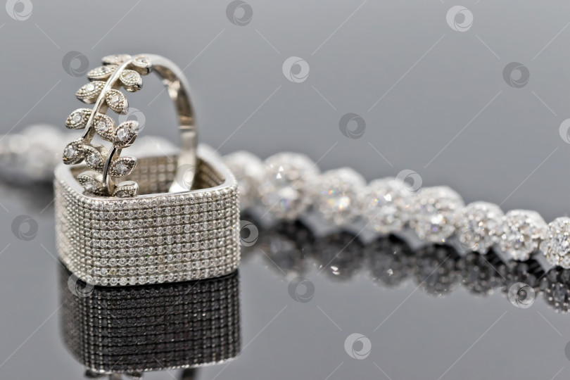 Скачать Элегантное квадратное серебряное кольцо с кубическим цирконием и другими серебряными украшениями фотосток Ozero