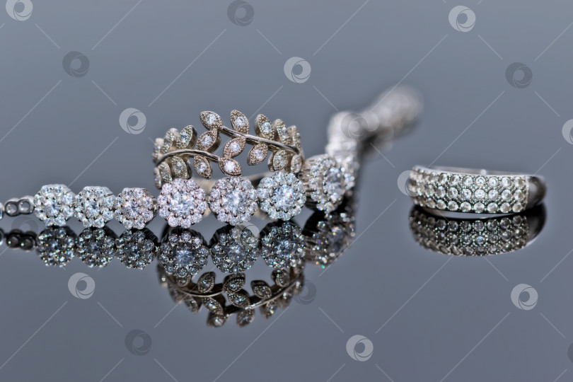 Скачать Необычная красивая серебряная цепочка и серебряные кольца фотосток Ozero