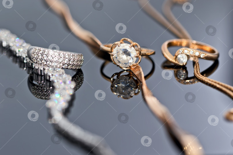 Скачать золотые кольца с бриллиантами, жемчугом и драгоценными камнями фотосток Ozero