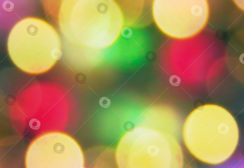Скачать Разноцветный желтый, красный, зеленый, яркое боке освещает расфокусированный фон. Размытый рождественский новогодний темный фон с абстрактными огнями боке. фотосток Ozero