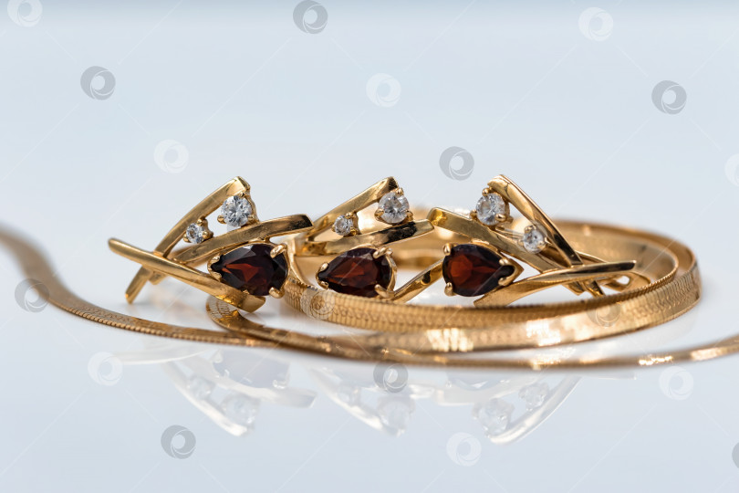 Скачать золотое кольцо с рубином изящно изогнутой формы фотосток Ozero