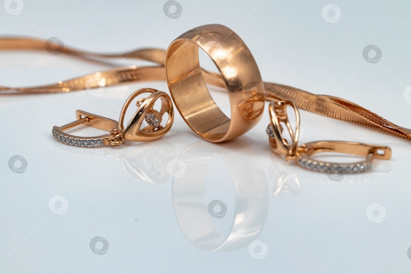 Скачать серьги с танцующими бриллиантами, золотое кольцо и золотая цепочка фотосток Ozero