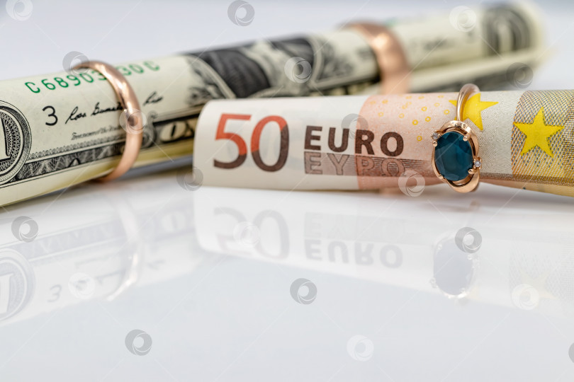 Скачать банкноты достоинством в 1 доллар и 50 евро продаются в разных золотых кольцах фотосток Ozero