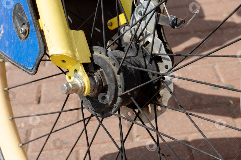 Скачать Колесо желтого велосипеда крупным планом в солнечном свете фотосток Ozero