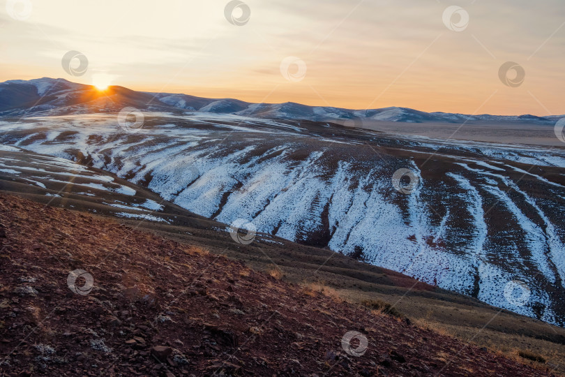 Скачать Удивительный закат над осенними заснеженными горами в урочище Кокорья в Республике Алтай, такая жажда странствий. Горные ледяные вершины Сибири и солнечное небо Алтая на заднем плане. фотосток Ozero