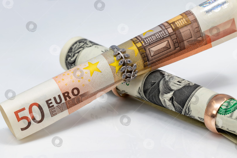 Скачать банкноты достоинством в 1 доллар и 50 евро продаются в разных золотых кольцах фотосток Ozero