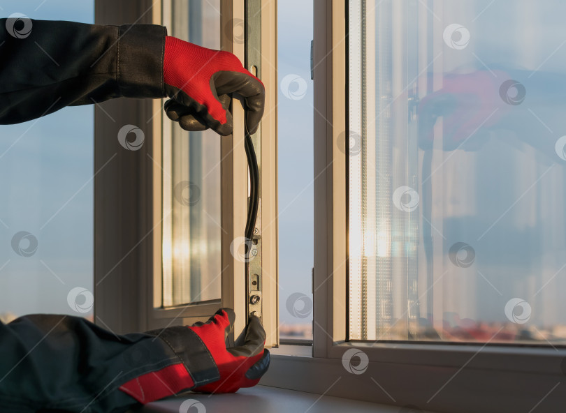 Скачать Мастер в рабочей форме вставляет в окно уплотнительную резинку фотосток Ozero