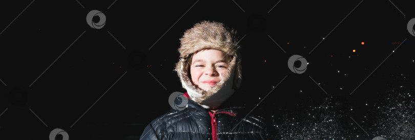 Скачать Маленький мальчик, играющий в снегу фотосток Ozero