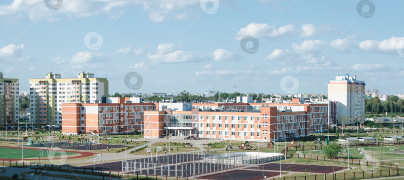 Скачать Новая современная школа в жилом районе фотосток Ozero