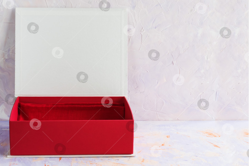 Скачать Красная подарочная коробка на декоративном фоне фотосток Ozero