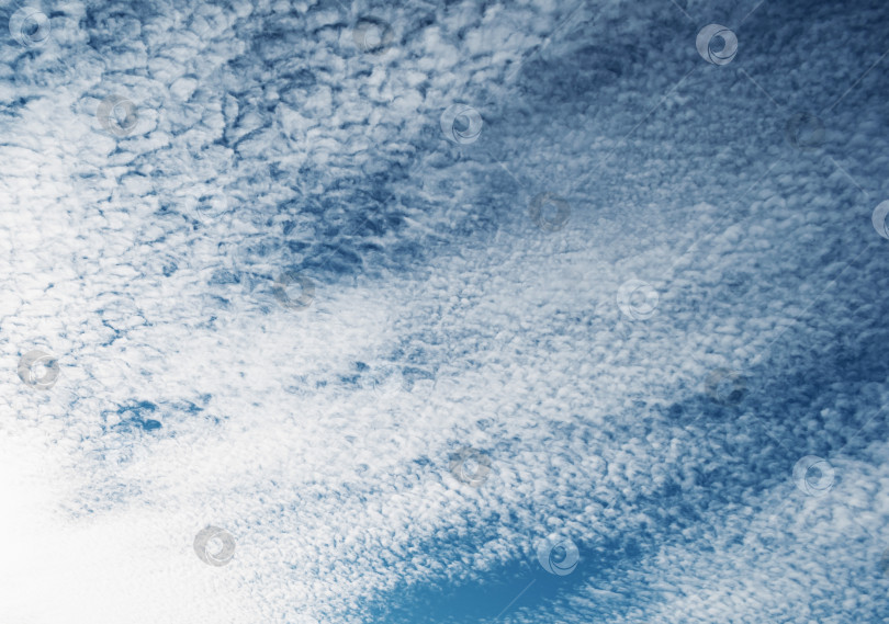 Скачать Солнечное небо с облаками фотосток Ozero