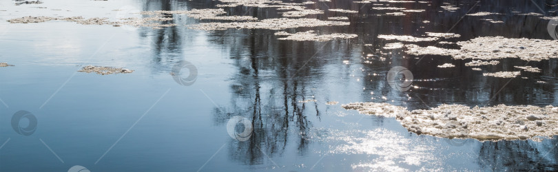 Скачать Весенний лед на реке тает фотосток Ozero