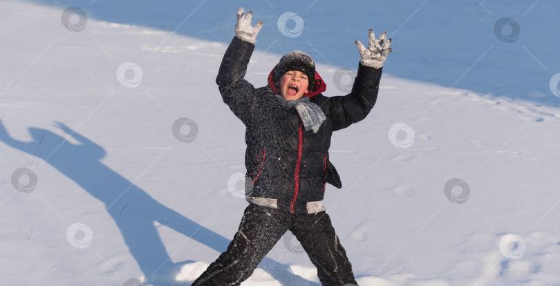 Скачать Маленький мальчик играет зимой в снегу фотосток Ozero