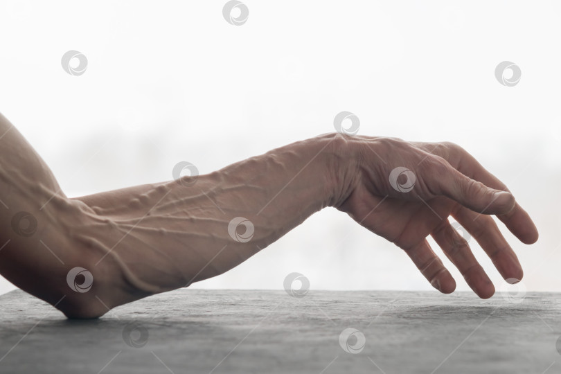 Скачать Сильно выраженные вены на руке взрослого человека фотосток Ozero