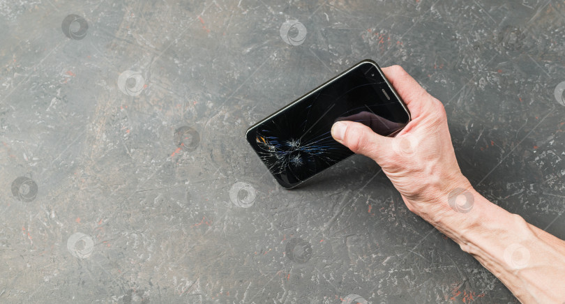 Скачать Вид на разбитый экран современного смартфона фотосток Ozero