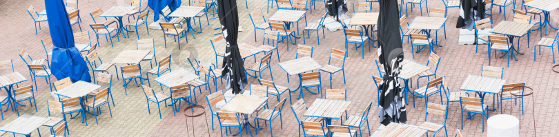 Скачать Пустые столы и стулья летнего кафе фотосток Ozero