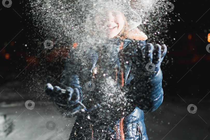 Скачать Ночной снимок девушки в снежную погоду фотосток Ozero